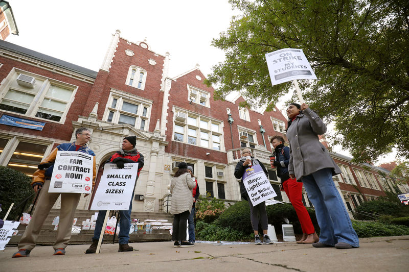 © Reuters. Teachers picket at Sullivan High School on the second day of a teachers' strike in Chicago