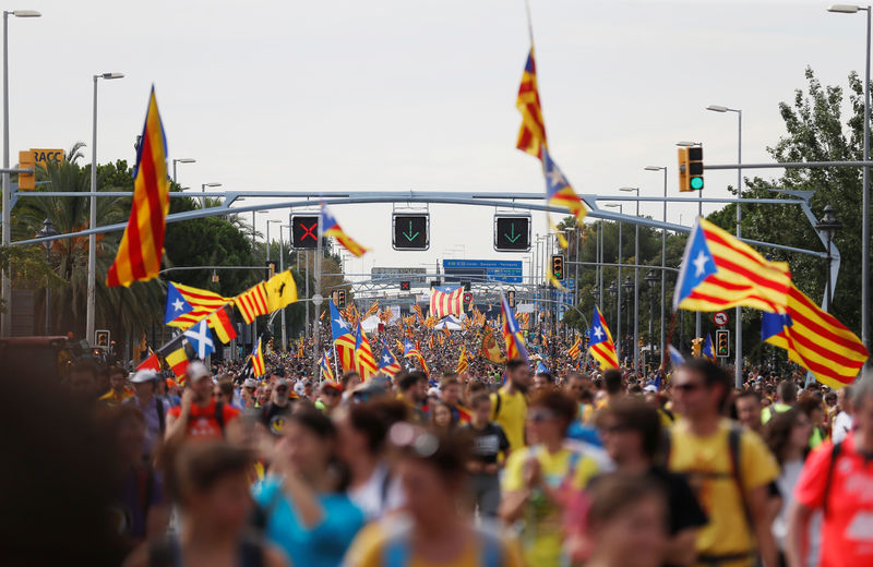 Milhares convergem em Barcelona para 5º dia de protestos catalães