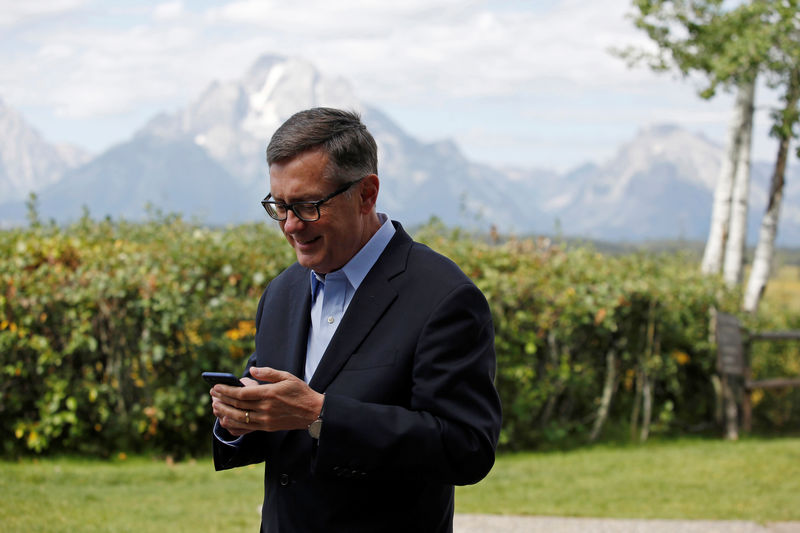 © Reuters. Federal Reserve Vice Chair Richard Clarida reacts as he holds his phone during the three-day "Challenges for Monetary Policy" conference in Jackson Hole