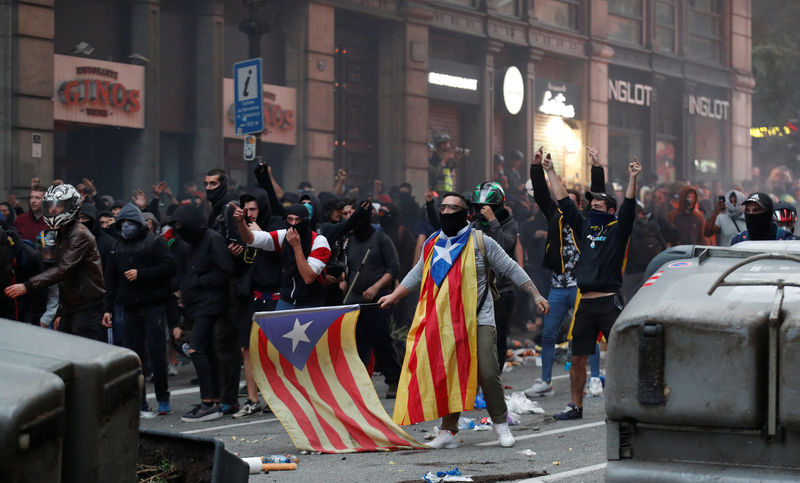 Manifestantes entram em confronto com a polícia no centro de Barcelona