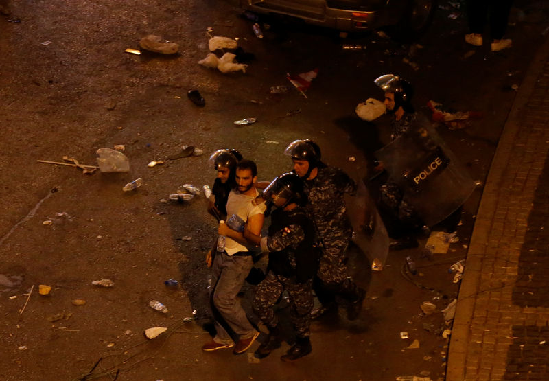 شهود من رويترز: قوات الأمن تعتقل بعض المحتجين في وسط بيروت