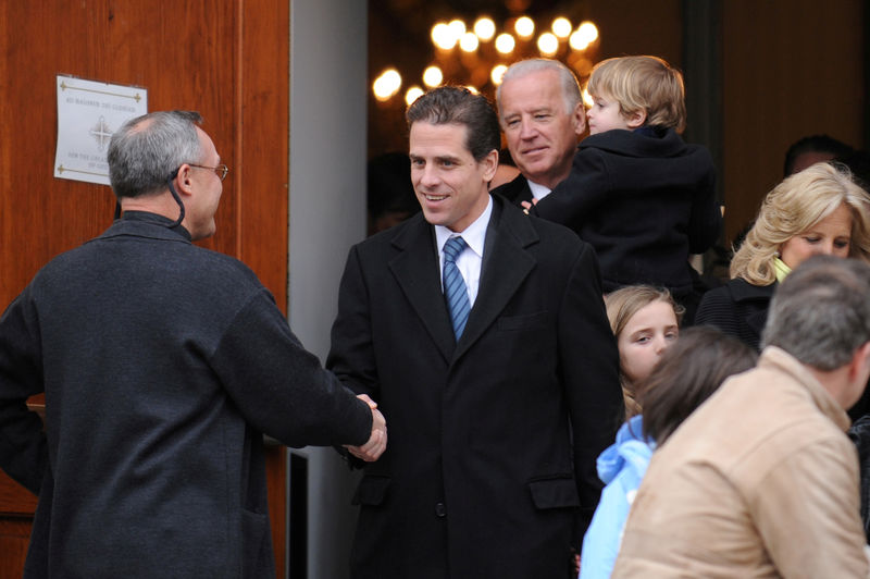 © Reuters. FILE PHOTO: U.S. Vice President Biden and his son Hunter Biden depart after a pre-inauguration church service in Washington