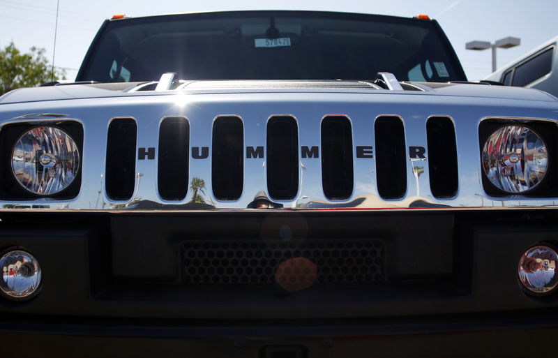 © Reuters. A Hummer vehicle sits in the parking lot of a dealership  in Scottsdale, Arizona