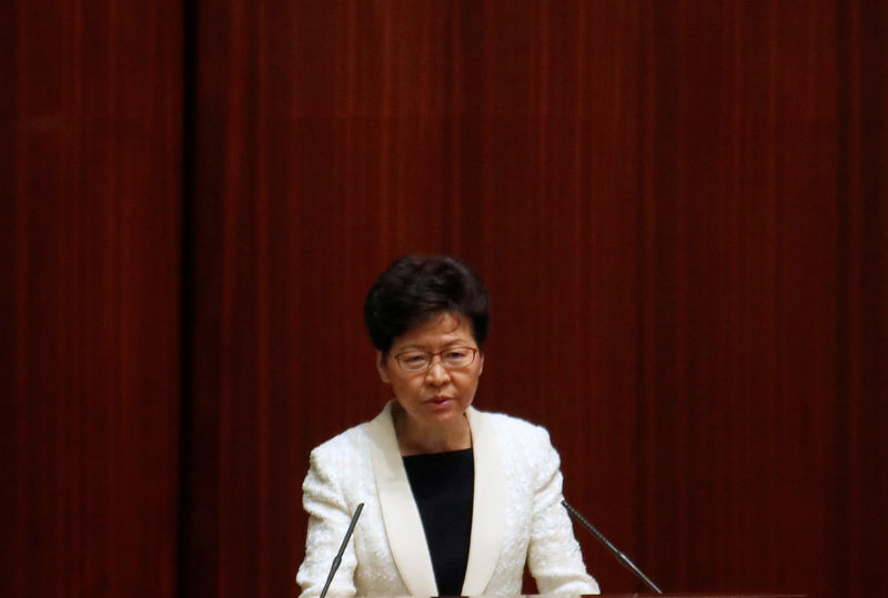 زعيمة هونج كونج تؤيد استخدام الشرطة القوة مع اعتزام محتجين تنظيم مسيرة &quot;غير قانونية&quot;