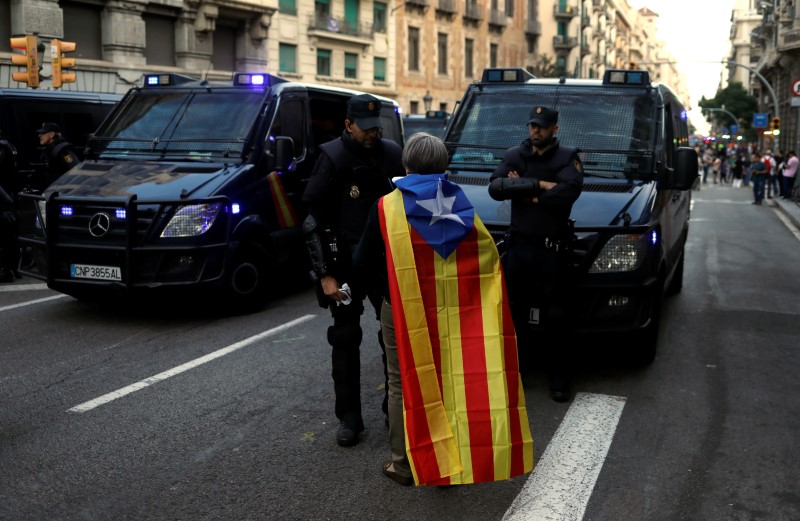 © Reuters. Catalan demonstrators attend a protest in Barcelona