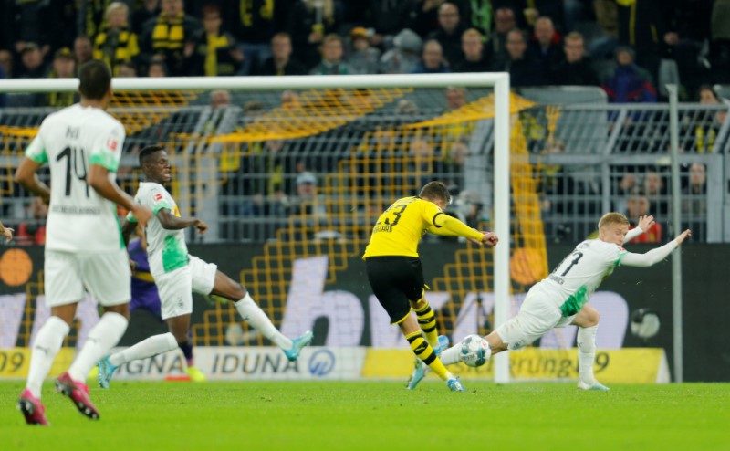 Reus strikes as Dortmund down Gladbach to close on leaders