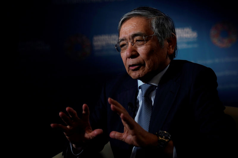 © Reuters. El gobernador del Banco de Japón (BOJ) Haruhiko Kuroda, habla durante una entrevista con Reuters en Washington