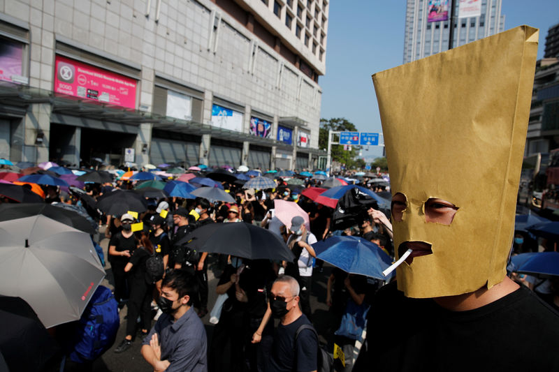 © Reuters. Anti-government demonstrators attend a protest march in Hong Kong