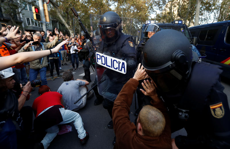 Disminuye la violencia en la sexta jornada de protestas en Barcelona
