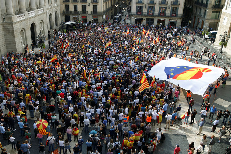 © Reuters. Supporters of the unity of Spain demonstrate in Barcelona