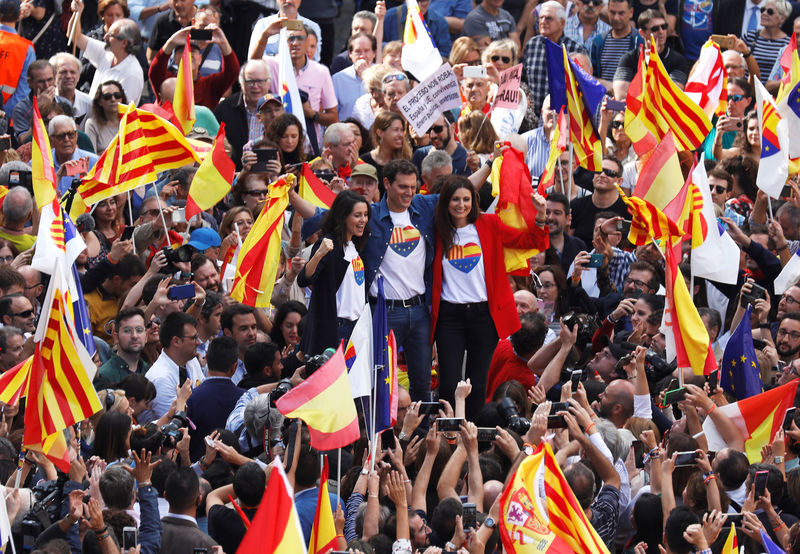 Los partidarios de la unidad de España marchan por Barcelona tras los disturbios independentistas