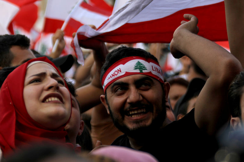 © Reuters. Manifestantes participan en una protesta antigubernamental en Trípoli