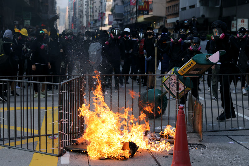 Multitudinaria manifestación en Hong Kong que termina en enfrentamientos con la policía