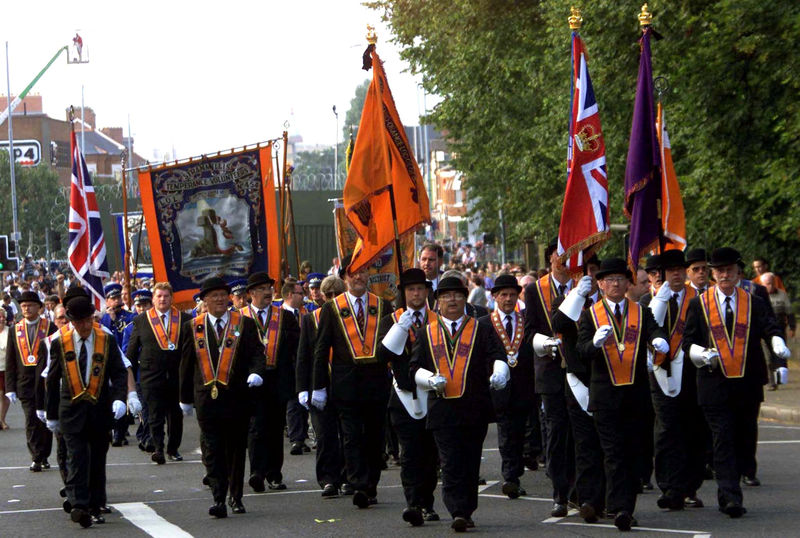 © Reuters. FILE PHOTO: Members of the Ballynafeigh Orange Lodge march away from the security barrier on the Ormeau Road, Belfast
