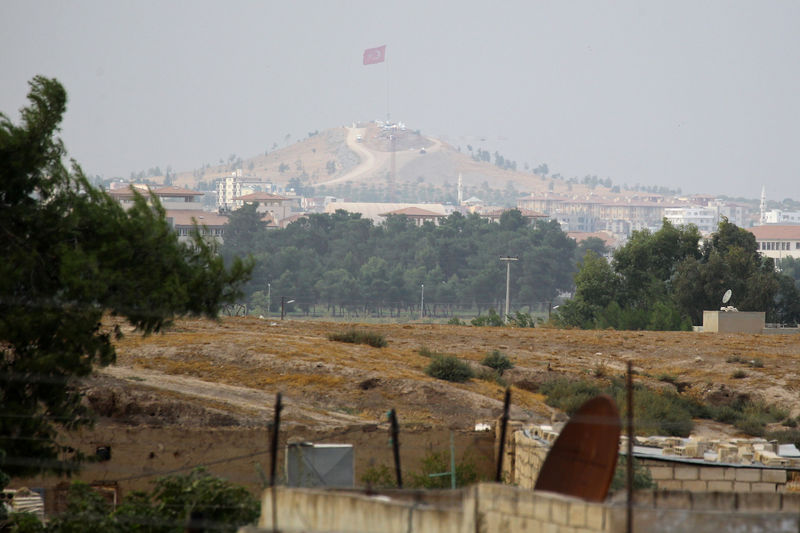 © Reuters. قوات سوريا الديمقراطية تقول إنها انسحبت من مدينة رأس العين الحدودية