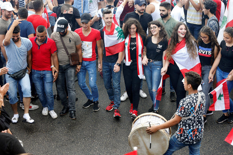 نجوم الفن يشاركون بقوة في احتجاجات لبنان