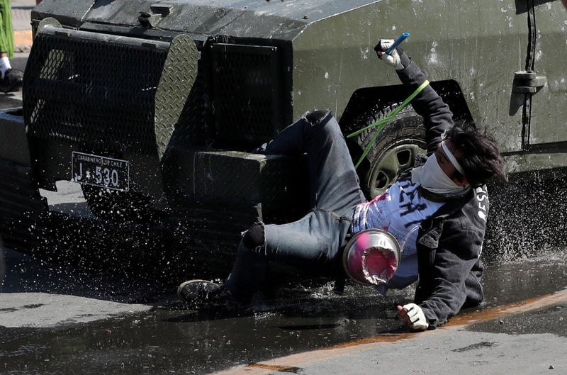 Piñera busca acuerdos para frenar protestas en Chile; militares extienden toque de queda