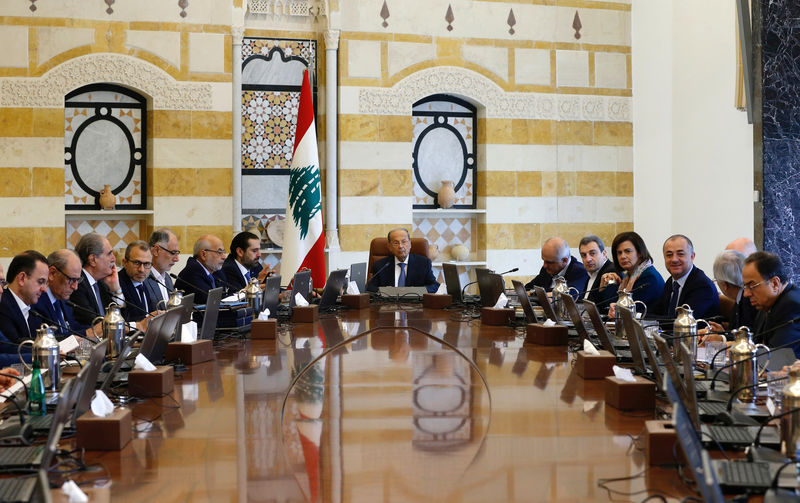 © Reuters. Lebanon's President Michel Aoun presides a cabinet session at the Baabda palace