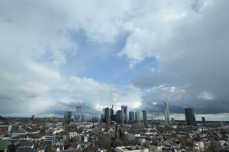 © Reuters. El distrito financiero con el Deutsche Bank y el Commerzbank de Alemania se representa en Frankfurt