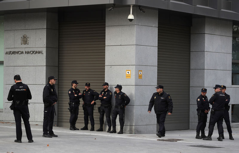 © Reuters. Agentes de la policía nacional española hacen guardia ante la Audiencia Nacional de España, en Madrid, España, el 2 de noviembre de 2017