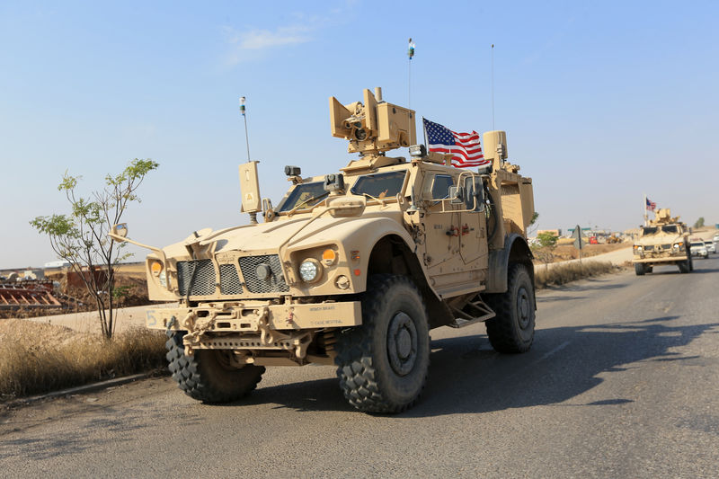 © Reuters. قوات أمريكية تعبر إلى العراق في إطار الانسحاب من سوريا
