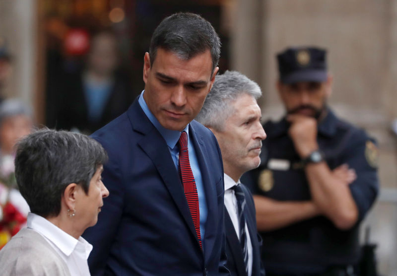 © Reuters. El Presidente del Gobierno español, Pedro Sánchez, y el ministro del Interior español, Fernando Grande-Marlaska, abandonan la sede de la Policía Nacional tras una visita en Barcelona, España