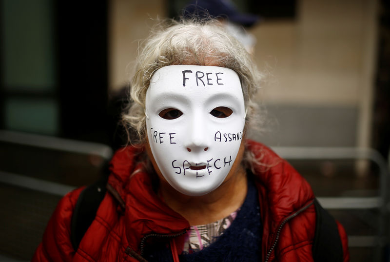 جوليان أسانج مؤسس موقع ويكيليكس يمثل أمام محكمة في بريطانيا حليق الذقن