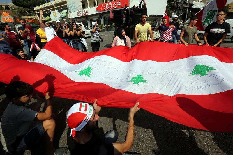 © Reuters. بيان: بنوك لبنان تبقى مغلقة الثلاثاء