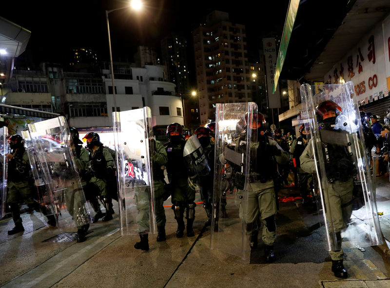 香港で小競り合い続く、元朗駅周辺で警官隊が催涙弾使用