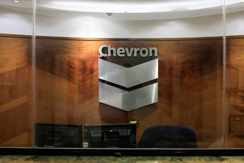 © Reuters. The logo of Chevron is seen at the company's office in Caracas
