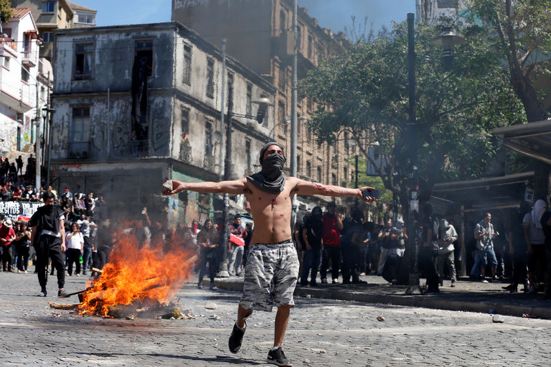 Após tumultos no Chile, milhares protestam contra o governo Piñera