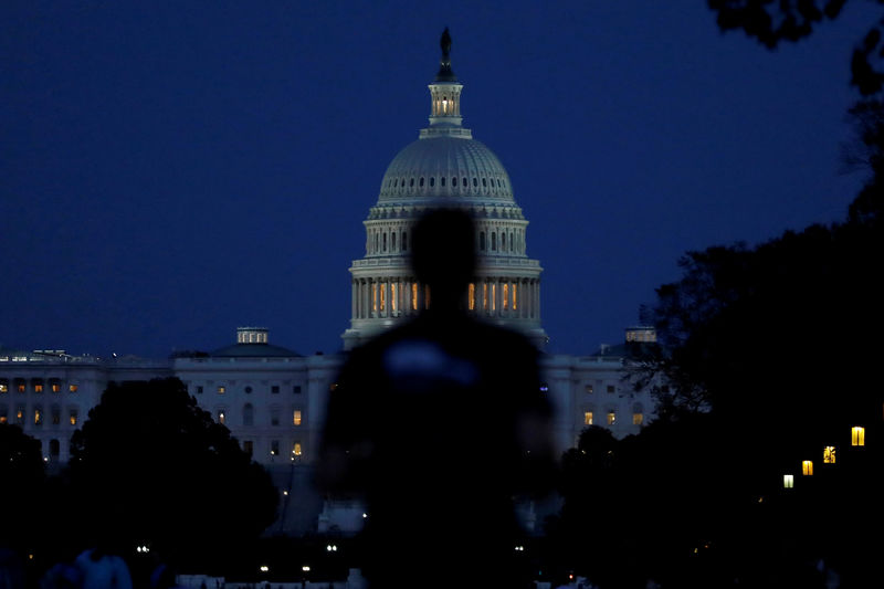 © Reuters. People walk past the U.S. Capitol Building in Washington