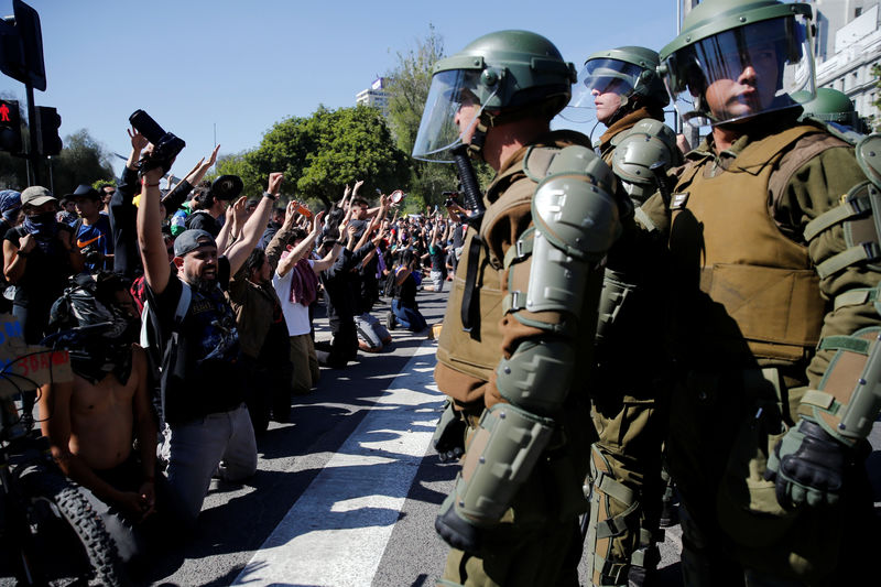 Manifestantes desafían toque de queda en Chile; Piñera modera tono y convoca a diálogo