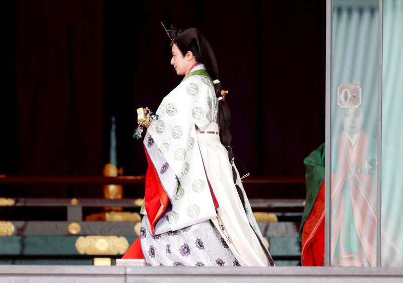 El emperador japonés promete cumplir con su deber durante el ritual de entronización