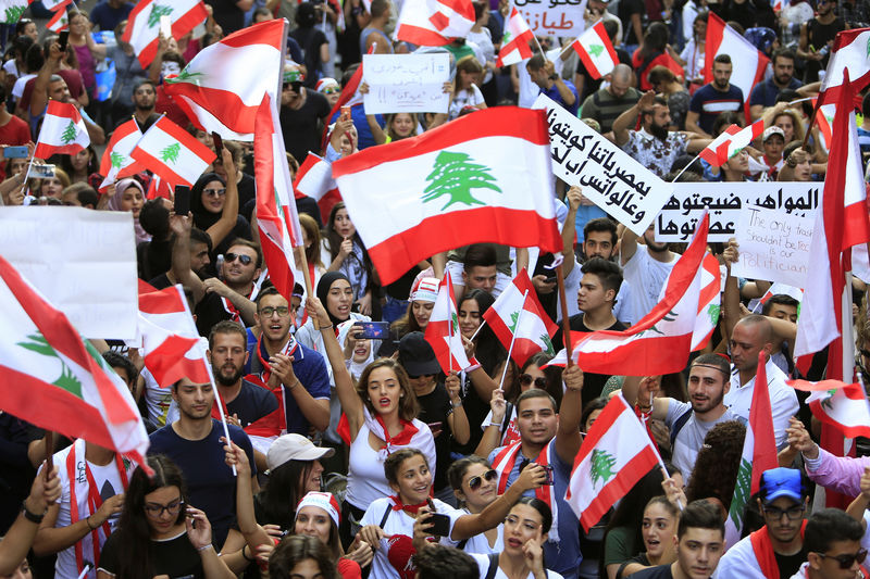 استمرار حالة الشلل في لبنان والجيش يحاول فتح الطرق