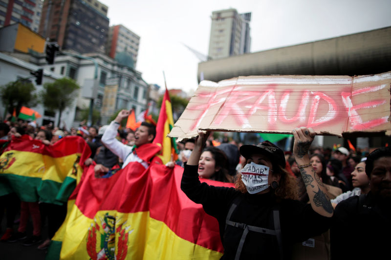 Candidato de oposição acusa governo de fraude em eleições na Bolívia; protestos tomam as ruas