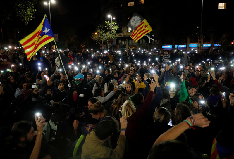 © Reuters. Pro-independence activists light their mobiles during a protest outside the Spanish government delegation offices in Barcelona