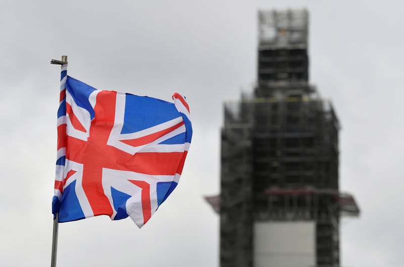 © Reuters. Una bandera de Reino Unido en el Parlamento británico en Londres