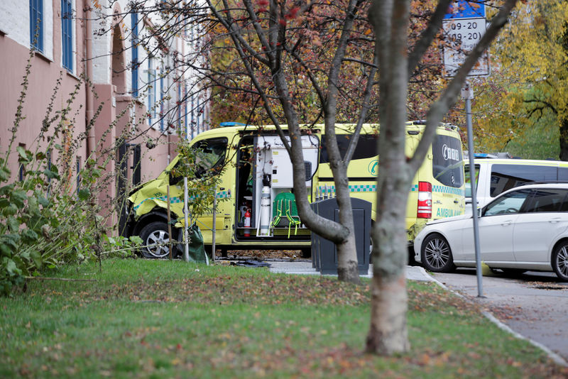 Homem armado rouba ambulância e atropela pedestres em Oslo; polícia prende suspeito