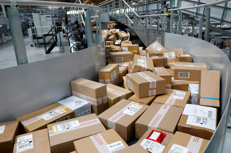 © Reuters. FILE PHOTO: Packages are seen at the new package sorting and delivery UPS (United Parcel Service) hub in Corbeil-Essonnes and Evry