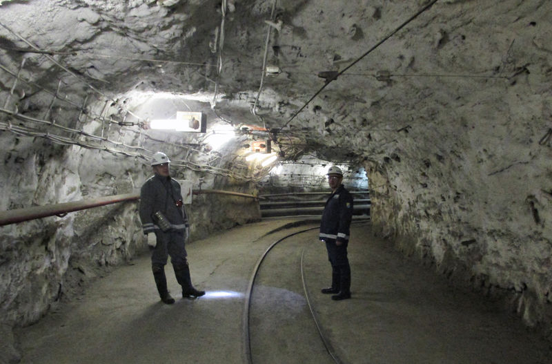 © Reuters. Рабочие на руднике Норникеля Таймырский