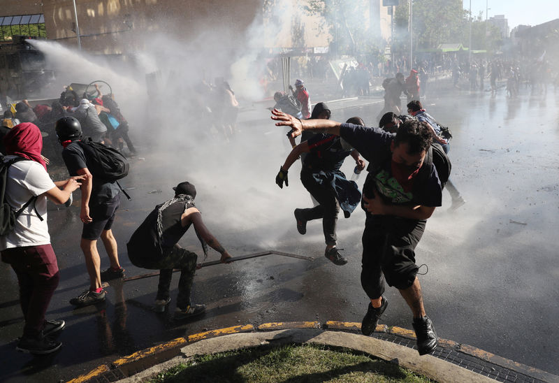 Chile intenta recobrar la calma tras días de protestas que dejan 15 muertos