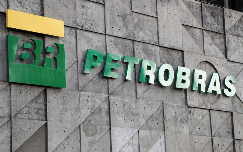 © Reuters. A logo of Brazil's state-run Petrobras oil company is seen at their headquarters in Rio de Janeiro
