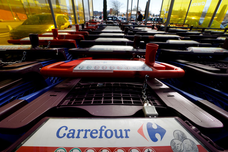 © Reuters. FILE PHOTO: The logo of Carrefour is seen on shopping trolleys at a Carrefour Hypermarket store in Toulouse