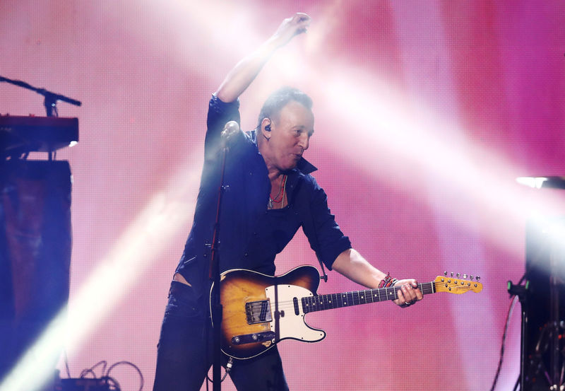 © Reuters. FILE PHOTO: Springsteen performs during the closing ceremony for the Invictus Games in Toronto during the Invictus Games in Toronto