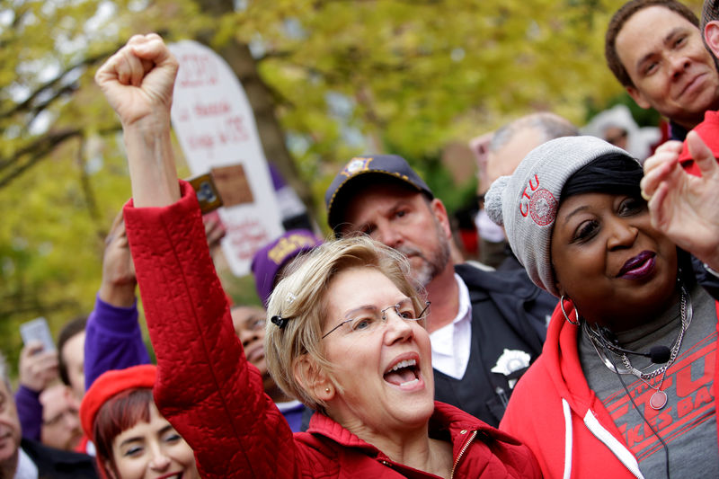 © Reuters. Democratic presidential candidate Senator Elizabeth Warren visits a picket line of striking teachers in Chicago