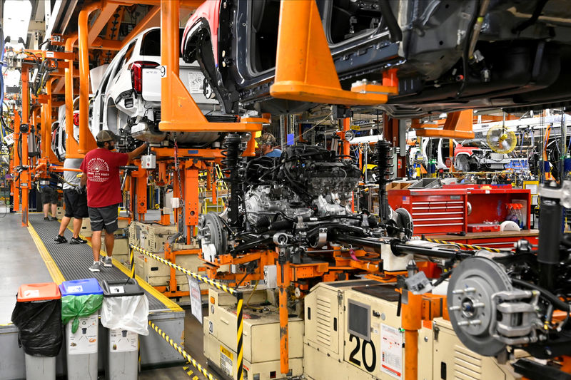 © Reuters. FILE PHOTO: FILE PHOTO: The engine and drive train are pictured with the body on the assembly line at the General Motors (GM) manufacturing plant in Spring Hill, Tennessee