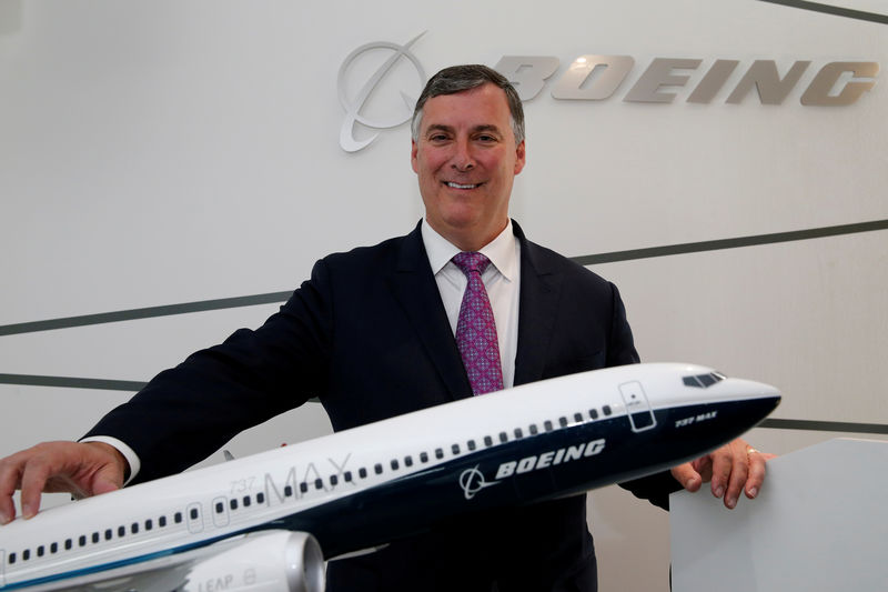 © Reuters. Boeing Commercial Airplanes President, Kevin McAllister poses with a model of 737 MAX 10, during the 52nd Paris Air Show at Le Bourget Airport near Paris