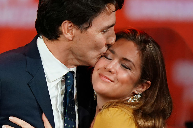 © Reuters. Liberal leader and Canadian Prime Minister Justin Trudeau and his wife Sophie Gregoire Trudeau hug on stage after the federal election at the Palais des Congres in Montreal