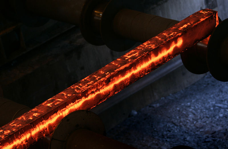 © Reuters. A hot steel bar is processed at the factory of Swiss Steel AG which is partly owned by the 'Schmolz + Bickenbach' group in Emmenbruecke, outside Lucerne